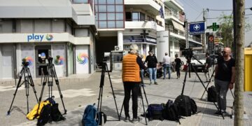 Τηλεοπτικές κάμερες έξω από το αστυνομικό τμήμα των Αγίων Αναργύρων (φωτ.: EUROKINISSI/Μιχάλης Καραγιάννης)