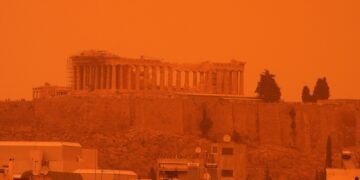 Η Ακρόπολη διακρίνεται με δυσκολία μέσα από το σύννεφο της αφρικανικής σκόνης (φωτ.: EUROKINISSI/Γιώργος Κονταρίνης)