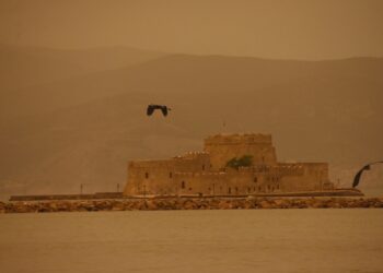 Αφρικανική σκόνη κάλυψε και το Ναύπλιο, με το Μπούρτζι να χάνεται στο κίτρινο τοπίο (φωτ.: EUROKINISSI /Βασίλης Παπαδόπουλος)