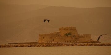 Αφρικανική σκόνη κάλυψε και το Ναύπλιο, με το Μπούρτζι να χάνεται στο κίτρινο τοπίο (φωτ.: EUROKINISSI /Βασίλης Παπαδόπουλος)