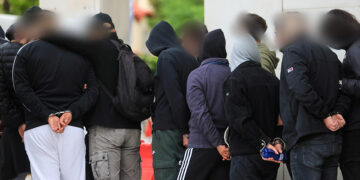 Συλληφθέντες χούλιγκαν οδηγούνται στον εισαγγελέα (φωτ.: EUROKINISSI / Γιάννης Παναγόπουλος)