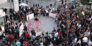 Στιγμιότυπο από τη διαμαρτυρία στους Αγίους Αναργύρους (φωτ.: EUROKINISSI/Σωτήρης Δημητρόπουλος)