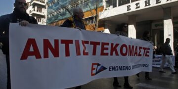 Εργαζόμενοι στο χώρο του τύπου συμμετέχουν σε πορεία διαμαρτυρίας στη διάρκεια παλιότερης κινητοποίησης (φωτ. αρχείου: ΑΠΕ-ΜΠΕ/Αλέξανδρος Βλάχος)