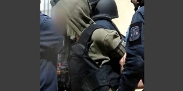 Ο δολοφόνος της 28χρονης ενώ προσάγεται στον εισαγγελέα (φωτ.: glomex)