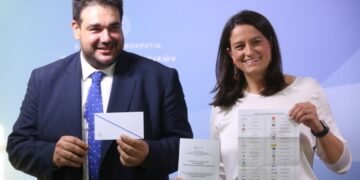 Η υπουργός Εσωτερικών Νίκη Κεραμέως και ο αναπληρωτής υπουργός Εσωτερικών Θοδωρής Λιβάνιος κατά την παρουσίαση της επιστολικής ψήφου (φωτ.: ΑΠΕ-ΜΠΕ/Αλέξανδρος Μπελτές)