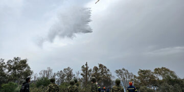 Πυροσβεστικό ελικόπτερο και πυροσβέστες με τη συνδρομή στρατιωτών επιχειρούν για την κατάσβεση πυρκαγιάς που εκδηλώθηκε κοντά στον Ναύσταθμο Χανίων (φωτ.: ΑΠΕ-ΜΠΕ / Πέτρος Παττακός)