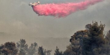 Αεροπλάνο επιχειρεί σε δασική πυρκαγιά στο Κατακάλι Κορινθίας (φωτ. αρχείου: EUROKINISSI/Βασίλης Ψωμάς)