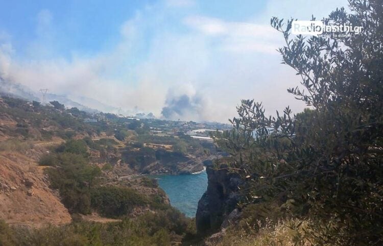 Χθεσινή εικόνα από το μέτωπο της φωτιάς στο Λασίθι (φωτ.: radiolasithi.gr)