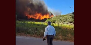 Στιγμιότυπο από τη φωτιά (φωτ.: facebook/Forecast Weather Greece)