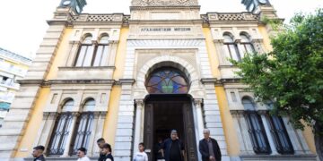 Μουσουλμάνοι εξέρχονται από το Γενί Τζαμί μετά τη λήξη της τελετής (φωτ.: ΜΟΤΙΟΝΤΕΑΜ/Βασίλης Βερβερίδης)