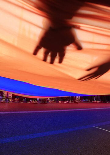 Τεράστια σημαία που μεταφέρουν Αρμένιοι κατά τη διάρκεια πορείας διαμαρτυρίας προς την πρεσβεία της Τουρκίας στην Αθήνα (φωτ. αρχείου: ΑΠΕ-ΜΠΕ / Συμέλα Παντζαρτζή)