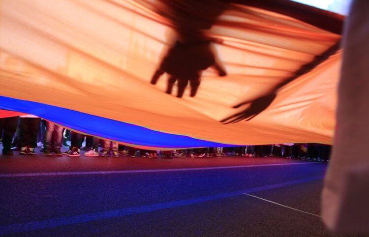 Τεράστια σημαία που μεταφέρουν Αρμένιοι κατά τη διάρκεια πορείας διαμαρτυρίας προς την πρεσβεία της Τουρκίας στην Αθήνα (φωτ. αρχείου: ΑΠΕ-ΜΠΕ / Συμέλα Παντζαρτζή)