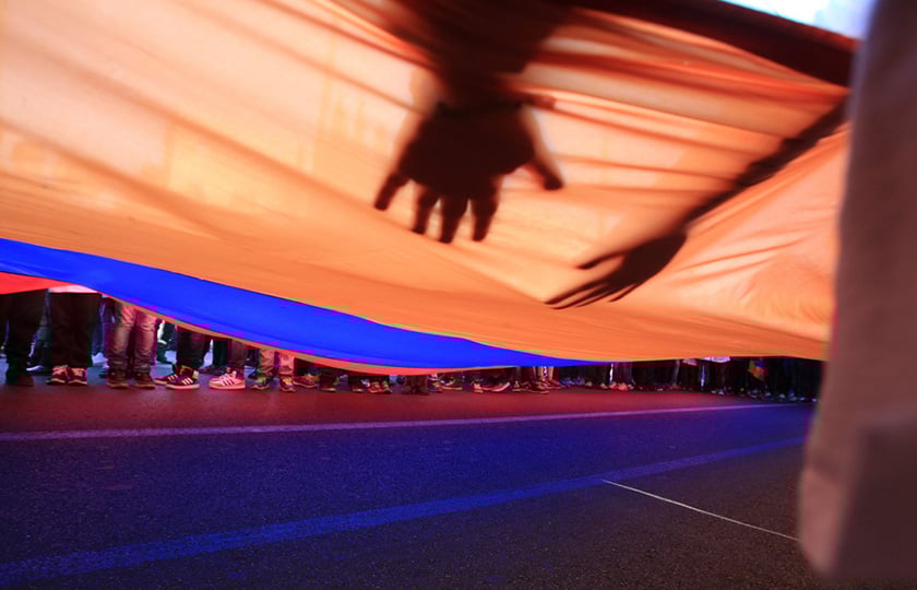 Τεράστια σημαία που μεταφέρουν Αρμένιοι κατά τη διάρκεια πορείας διαμαρτυρίας προς την πρεσβεία της Τουρκίας στην Αθήνα (φωτ. αρχείου: ΑΠΕ-ΜΠΕ / Συμέλα Παντζαρτζή)