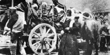 Αρμένιοι φορτώνουν τα υπάρχοντα και τα παιδιά τους σε κάρα για να εγκαταλείψουν τα σπίτια τους (φωτ.: armeniangenocide100.gr)
