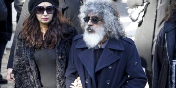 Ο Γιάννης Γιοκαρίνης σε παλιότερη φωτογραφία με τη σύζυγό του (φωτ. αρχείου: EUROKINISSI/Γιώργος Κονταρίνης)