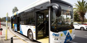 Το ένα από τα 32 ηλεκτρικά λεωφορεία που άρχισαν να κυκλοφορούν δοκιμαστικά στους δρόμους της Αθήνας (φωτ.: ΑΠΕ-ΜΠΕ)