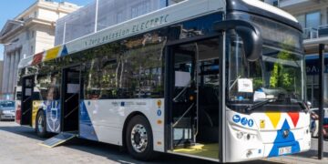 Το ηλεκτρικό λεωφορείο του ΟΑΣΘ στην πλατεία Ελευθερίας (φωτ.: ΑΠΕ-ΜΠΕ/Νίκος Αρβανιτίδης)