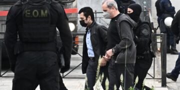 Ο Ηλίας Μίχος μαζί με έναν άλλο κατηγορούμενο προσέρχονται στο Μικτό Ορκωτό Δικαστήριο (φωτ.: EUROKINISSI/Κώστας Τζούμας)