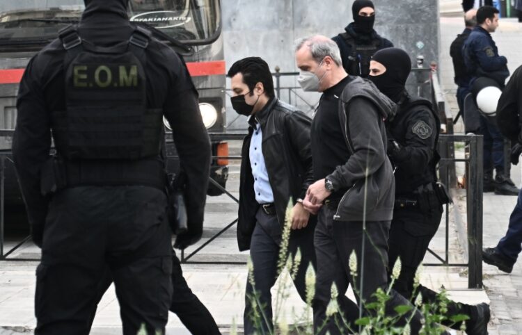 Ο Ηλίας Μίχος μαζί με έναν άλλο κατηγορούμενο προσέρχονται στο Μικτό Ορκωτό Δικαστήριο (φωτ.: EUROKINISSI/Κώστας Τζούμας)