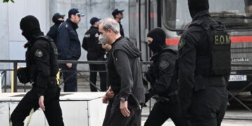 Ο Ηλίας Μίχος (κέντρο) μεταφέρεται στο δικαστήριο συνοδεία αστυνομικών (φωτ.: EUROKINISSI/Κώστας Τζούμας)
