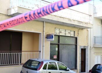 Η είσοδος της πολυκατοικίας όπου βρέθηκαν νεκροί η μητέρα και ο γιος (φωτ.: EUROKINISSI/Τατιάνα Μπόλαρη)