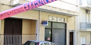 Η είσοδος της πολυκατοικίας όπου βρέθηκαν νεκροί η μητέρα και ο γιος (φωτ.: EUROKINISSI/Τατιάνα Μπόλαρη)