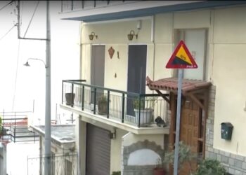 Δεξιά διακρίνεται η τριώροφη οικοδομή στην οποία έμεναν τα θύματα, καθώς και η ηλικιωμένη μητέρα της 63χρονης (φωτ.: glomex)