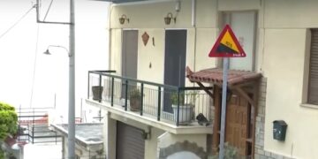 Δεξιά διακρίνεται η τριώροφη οικοδομή στην οποία έμεναν τα θύματα, καθώς και η ηλικιωμένη μητέρα της 63χρονης (φωτ.: glomex)