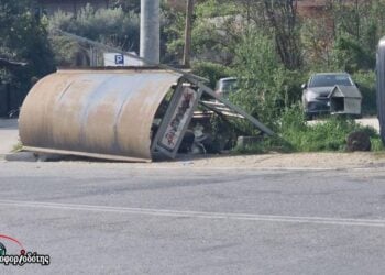 Στο κέντρο η κατεστραμμένη στάση του λεωφορείου και δεξιά το αυτοκίνητο που τούμπαρε από την πρόσκρουση (φωτ.: pliroforiodotis.gr)