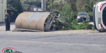 Στο κέντρο η κατεστραμμένη στάση του λεωφορείου και δεξιά το αυτοκίνητο που τούμπαρε από την πρόσκρουση (φωτ.: pliroforiodotis.gr)