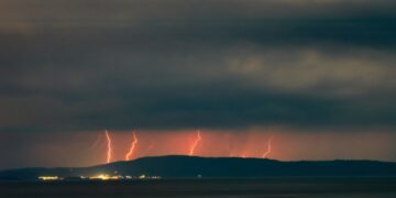 Κεραυνοί πάνω από την Ουρανούπολη, στη Χαλκιδική (φωτ.: ΜΟΤΙΟΝΤΕΑΜ/Βασίλης Βερβερίδης)