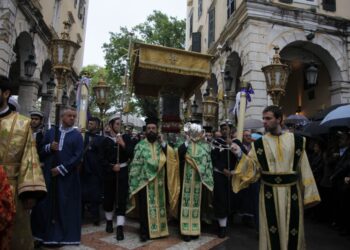 Λιτανεία του Αγίου Σπυρίδωνα ανήμερα της Κυριακής των Βαΐων στην Κέρκυρα (φωτ.: EUROKINISSI/Γιώργος Κονταρίνης)