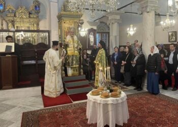 Στιγμιότυπο από τη λειτουργία της Κυριακής των Βαΐων στον ιερό ναό της Αγίας Ευφημίας στη Χαλκηδόνα (φωτ.: facebook/Giannis Demirtzoglou)