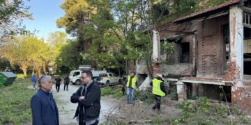 Συνεργεία του δήμου Θεσσαλονίκης καθαρίζουν το χώρο του «Κόκκινου Πύργου» (φωτ.: ΑΠΕ-ΜΠΕ)