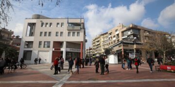 Πολίτες στην πλατεία μπροστά από το δημαρχείο Κορδελιού-Ευόσμου (φωτ.: ΜΟΤΙΟΝΤΕΑΜ/Βασίλης Βερβερίδης)