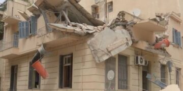 Τα ερείπια του κτηρίου στο οποίο βρήκε τραγικό θάνατο ο νεαρός αστυνομικός (φωτ.: glomex)