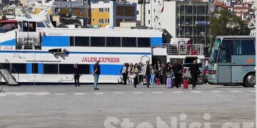 Τούρκοι τουρίστες αποβιβάζονται στο λιμάνι της Μυτιλήνης (φωτ.: stonisi.gr)