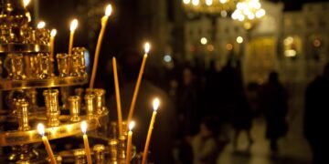 Κεριά στο μανουάλι εκκλησίας (φωτ. αρχείου: EUROKINISSI/Κώστας Μάντζιαρης)