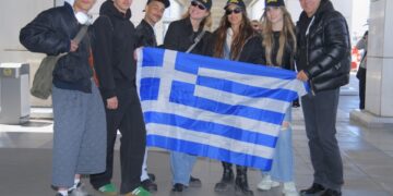 Η Μαρίνα Σάττι με την ομάδα της στο αεροδρόμιο λίγο πριν αναχωρήσει για Μάλμε (φωτ.: ΟΠΑΠ)