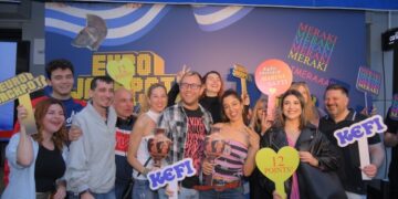 Πλήθος κόσμου βρέθηκε στο κατάστημα ΟΠΑΠ στο Αιγάλεω για να δει τη Μαρίνα Σάττι (φωτ.: ΟΠΑΠ)