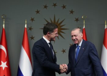 Αριστερά, ο Ολλανδός πρωθυπουργός Μαρκ Ρούτε σφίγγει εγκάρδια το χέρι του Τούρκου προέδρου Ρετζέπ Ταγίπ Εργντογάν (φωτ.: ΕΡΑ/Γραφείο Τύπου Τουρκικής Προεδρίας)