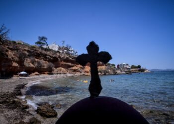Άνθρωποι κάνουν μπάνιο κάτω από τις καμένες εκτάσεις στο Μάτι (φωτ.: EUROKINISSI/Τατιάνα Μπόλαρη)