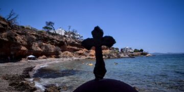 Άνθρωποι κάνουν μπάνιο κάτω από τις καμένες εκτάσεις στο Μάτι (φωτ.: EUROKINISSI/Τατιάνα Μπόλαρη)