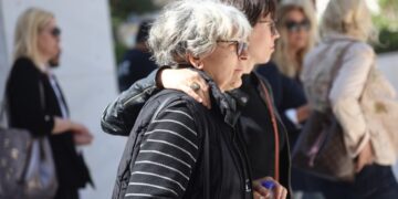 Συγγενείς θυμάτων αποχωρούν απογοητευμένοι από τις ποινές που επέβαλε το δικαστήριο στους κατηγορούμενους (φωτ.: EUROKINISSI/Γιάννης Παναγόπουλος)