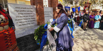 Κατάθεση στεφάνου στο πρώτο Μνημείο Θρακικού Ελληνισμού, στον περίβολο της πλατείας του ναού Αγίου Νικολάου Αλεξανδρούπολης (φωτ.: Facebook / Ελληνομουσείον ΑΙΝΟΥ)