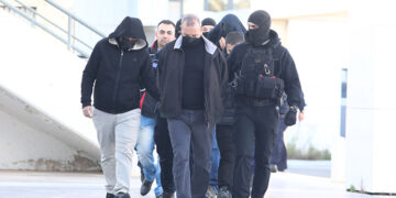 Ο Ηλίας Μίχος οδηγείται στο Μικτό Ορκωτό Δικαστήριο (φωτ.: EUROKINISSI / Κώστας Τζούμας)