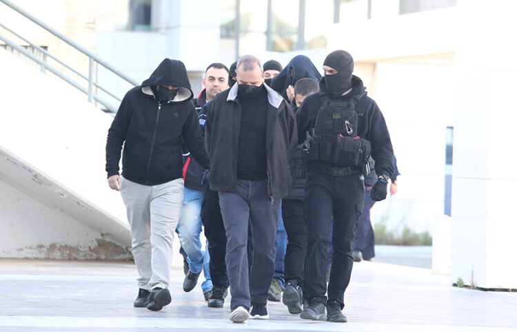Ο Ηλίας Μίχος οδηγείται στο Μικτό Ορκωτό Δικαστήριο (φωτ.: EUROKINISSI / Κώστας Τζούμας)