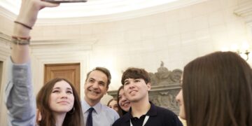 Ο Κυριάκος Μητσοτάκης βγάζει φωτογραφίες με μαθητές στο Μέγαρο Μαξίμου (φωτ.: Γραφείο Τύπου Πρωθυπουργού/Δημήτρης Παπαμήτσος)