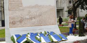 Το μνημείο στο Αιγίνιο Πιερίας για τον θρακικό ελληνισμό (φωτ.: kapa-news.gr)