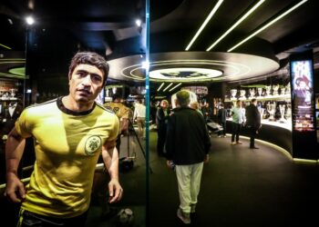 Επισκέπτες στο Μουσείο Ιστορίας της ΑΕΚ, στη διάρκεια των εγκαινίων (φωτ.: EUROKINISSI/Θανάσης Δημόπουλος)